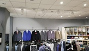 Установка трековой системы освещения в магазине мужской одежды