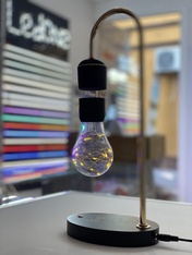 Антигравитационный настольный светильник с левитирующей лампой