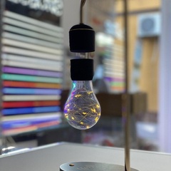 Антигравитационный настольный светильник с левитирующей лампой
